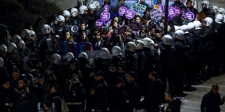 dpatopbilder - Seit Freitag demonstrieren Menschen in der Türkei anlässlich des Internationalen Tages zur Beseitigung von Gewalt gegen Frauen. Die Protestaktionen wurden in Istanbul teilweise von der Polizei aufgelöst. Foto: Kemal Aslan/AP/dpa