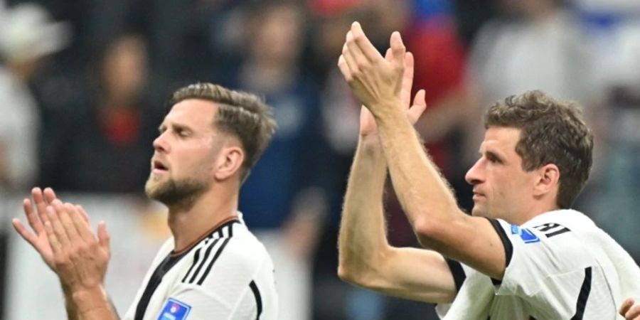 Niclas Füllkrug und Thomas Müller bedanken sich bei den deutschen Fans nach Abpfiff