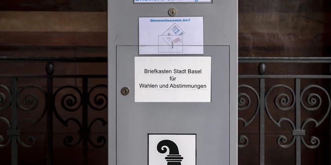 Eine Briefkasten für Wahlen und Abstimmungen für die briefliche Stimmabgabe in Basel. (Archivbild) Eine Briefkasten für Wahlen und Abstimmungen für die briefliche Stimmabgabe in Basel. (Archivbild)