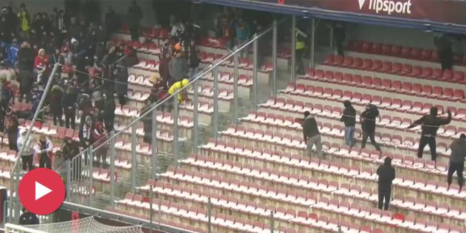Im Video - Fussballfans liefern sich Schneeballschlacht auf Tribüne