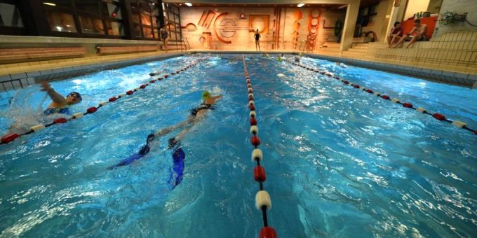 Das Lehrschwimmbecken in Siebnen wird im Sommer 2023 saniert. Schwimmer im Schwimmbecken