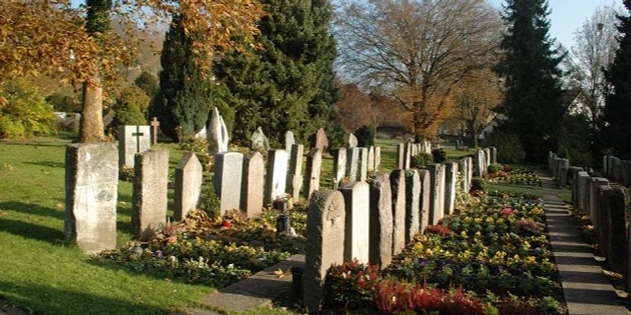 Grabdenkmäler auf einem Friedhof