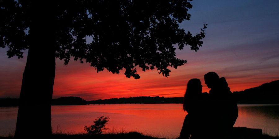 Gegen das Gefühl der Machtlosigkeit: Hat der Partner oder die Partnerin Depressionen, ist eine Auseinandersetzung mit der Erkrankung wichtig.