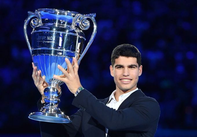 Carlos Alcaraz mit der Trophäe für den ersten Platz in der Gesamtwertung. atp finals djokovic