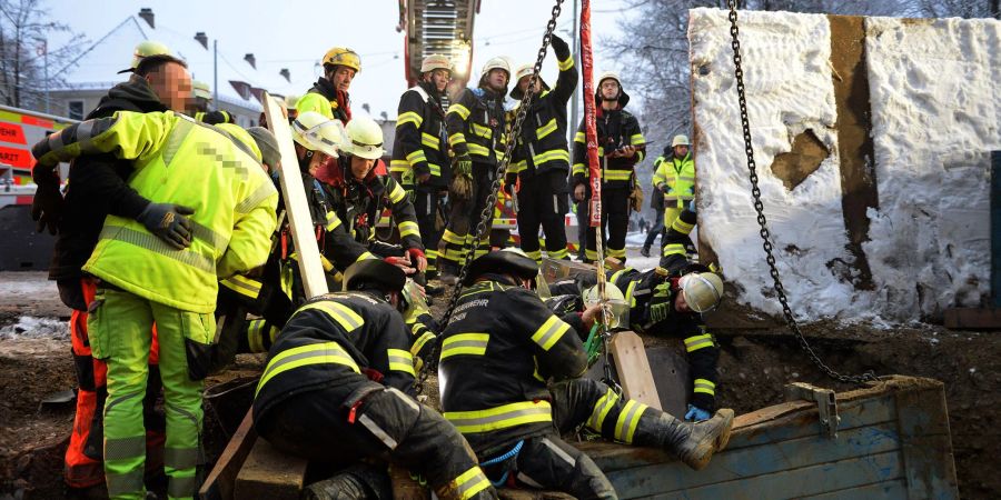 Rettungskräfte der Feuerwehr sind am Unfallort im Einsatz.