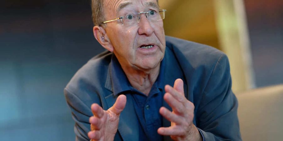 ARCHIV - Der englische Historiker und Hitler-Biograf Ian Kershaw spricht bei einem Interview der Deutschen Presse-Agentur in Köln. Foto: Henning Kaiser/dpa