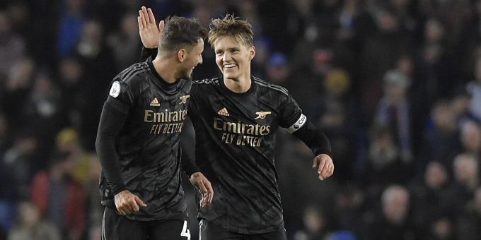 Martin Ödegaard feiert sein Tor für Arsenal gegen Brighton in der Premier League. Arsenal Brighton Premier League