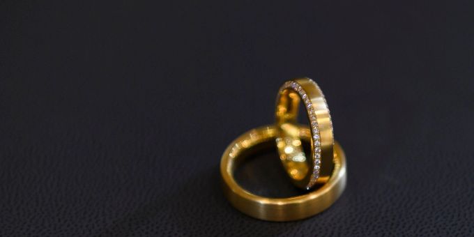 Trauringe auf schwarzem Untergrund. Eine ehrliche Finderin hat eine Schachtel mit zwei Ringen auf der Strasse gefunden, sich bei der Polizei gemeldet und damit einen Heiratsantrag an Heiligabend möglich gemacht (Symbolbild). Trauringe auf schwarzem Untergrund. Eine ehrliche Finderin hat eine Schachtel mit zwei Ringen auf der Strasse gefunden, sich bei der Polizei gemeldet und damit einen Heiratsantrag an Heiligabend möglich gemacht (Symbolbild).