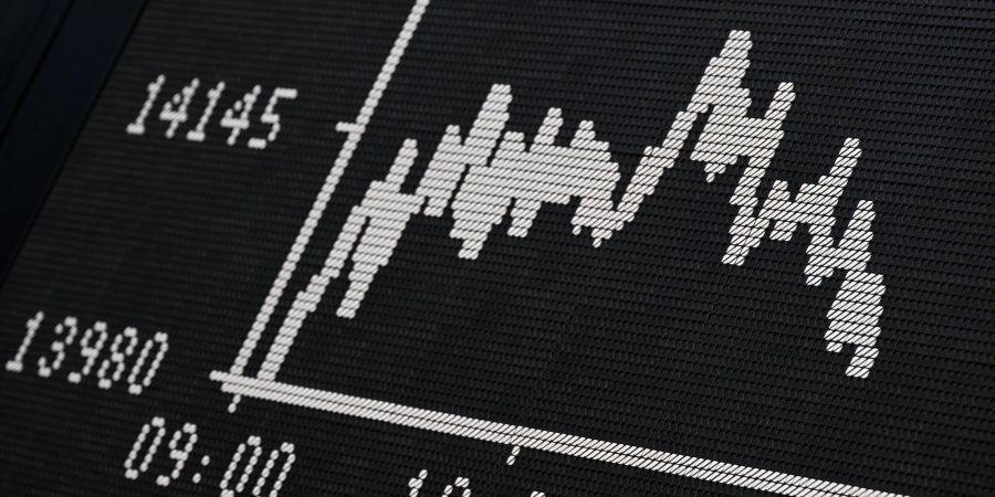 Die Dax-Kurve der Frankfurter Wertpapierbörse stellt fallende Kurse dar. Viele Bürger stehen Aktien als langfristige Geldanlage nach wie vor skeptisch gegenüber.
