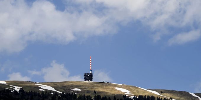 Auf dem Chasseral im Berner Jura wurden in der Nacht auf Sonntag Windgeschwindigkeiten von über 120 km/h gemessen. (Archivbild) Orkanböen in den Alpen