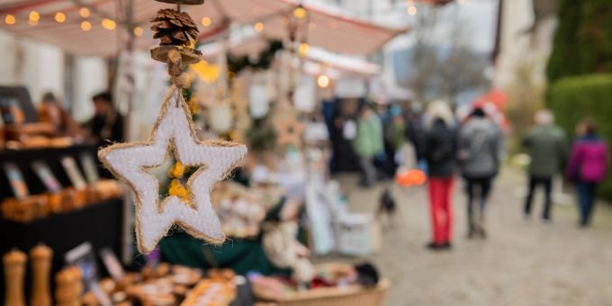 Adventsdekoration am Weihnachtsmarkt. (Symbolbild) Adventsdekoration am Weihnachtsmarkt. (Symbolbild)