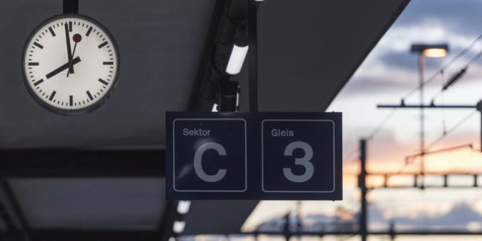 Um pünktlich am Bahnhof zu sein, lohnt sich vor der ersten Zugreise ab kommenden Sonntag ein Blick in den Fahrplan. (Archivbild) Um pünktlich am Bahnhof zu sein, lohnt sich vor der ersten Zugreise ab kommenden Sonntag ein Blick in den Fahrplan. (Archivbild)