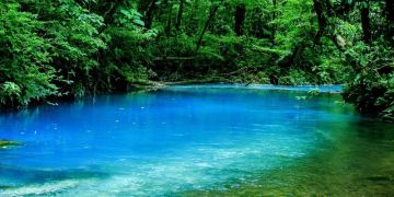 Fluss tiefblau
