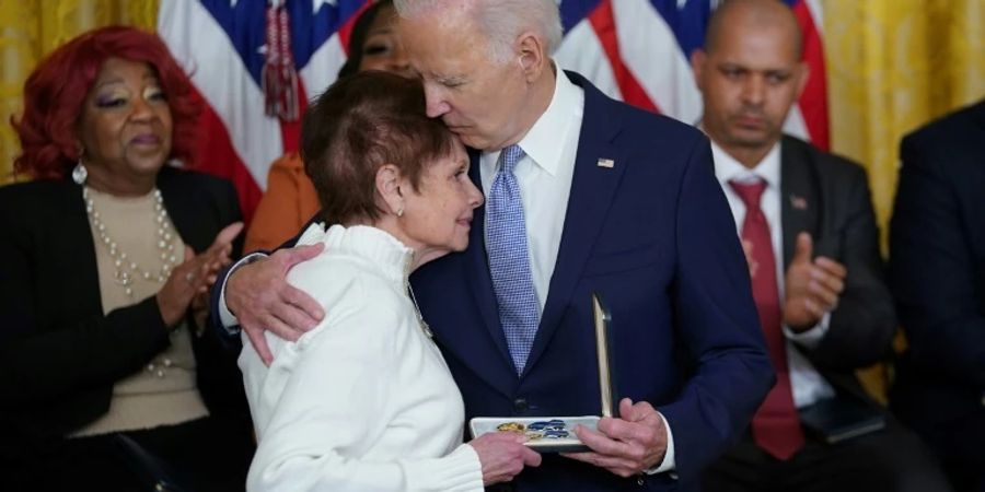 US-Präsident Joe Biden und die Mutter eines Polizisten