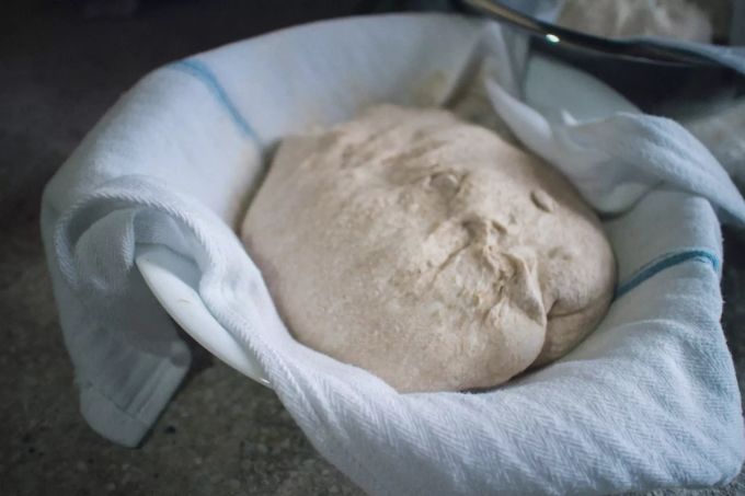 Ein Brotteig schlummert in seinem Garkörbchen. Nach dem Schönheitsschlaf geht es in den Ofen. Brot im Körbchen