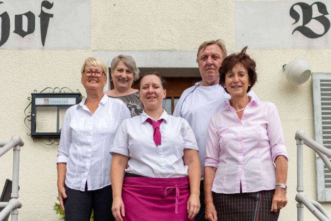 Das freundliche Bären-Personal vl: Annelies, Maria, Manuela, Koch Günter und Wirtin Ruth.