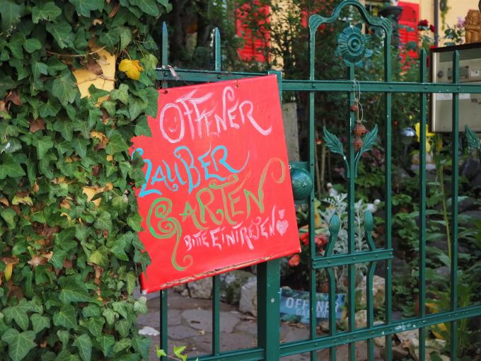 Der Zaubergarten liegt etwas versteckt hinter einer grünen Hecke in Dübendorf. Zaubergarten Dübendorf