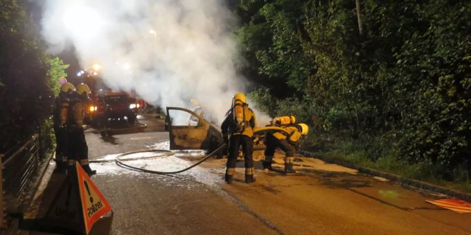 Bottmingen BL: Personenwagen bei Brand komplett zerstört. Bottmingen Personenwagen Brand