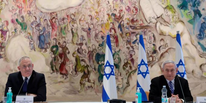 Benjamin Netanjahu (r), Ministerpräsident von Israel, und Benny Gantz, Verteidigungsminister von Israel, nehmen an der ersten Kabinettssitzung der neuen Regierung in der Knesset teil. Ministerpräsident Netanjahu