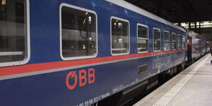 Ein Zug der Österreichischen Bundesbahnen. ÖBB