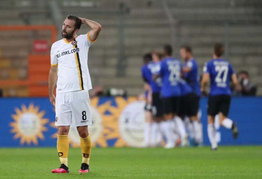 Dresdens Josef Husbauer reagiert enttäuscht: Im Hintergrund bejubeln die Bielefelder den Treffer zum 2:0.