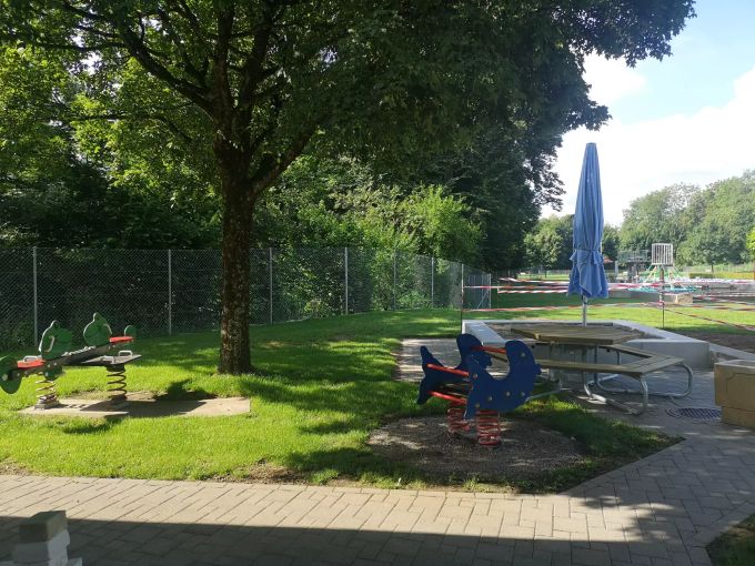 Die neu gestaltete Spielecke mit Wippen und Sandkasten. Badi Walkematt Lenzburg