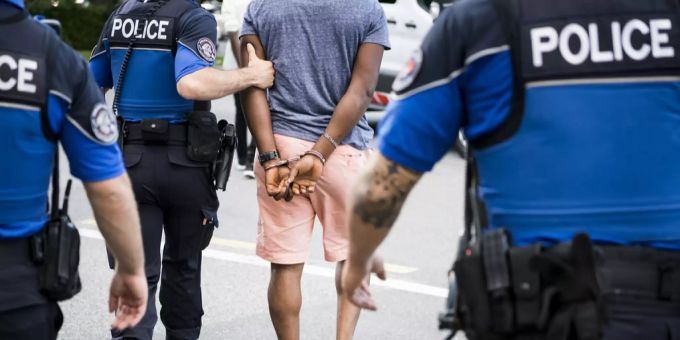 Polizisten führen einen Mann in Lausanne ab (Symbolbild). Rechtsextremismus