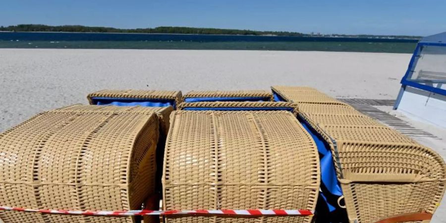 Srandkörbe an der Kieler Förde: Die Küstenorte Schleswig-Holsteins freuen sich, dass die Corona-Beschränkungen gelockert werden. Foto: Carsten Rehder/dpa
