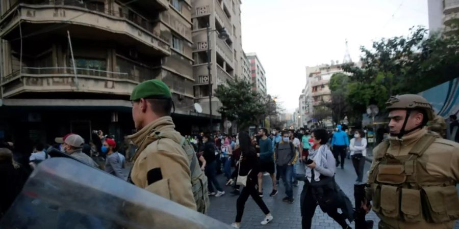 Soldaten und Demonstranten in Beirut am 23. April