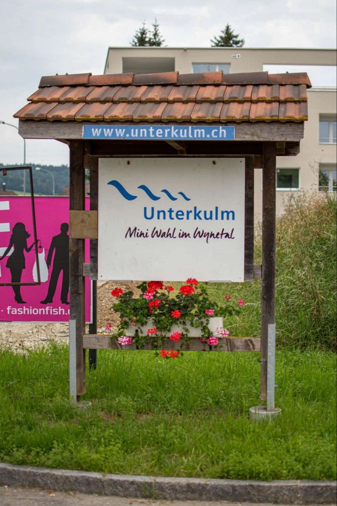 Schön dekoriert: das Ortsschild in Unterkulm.