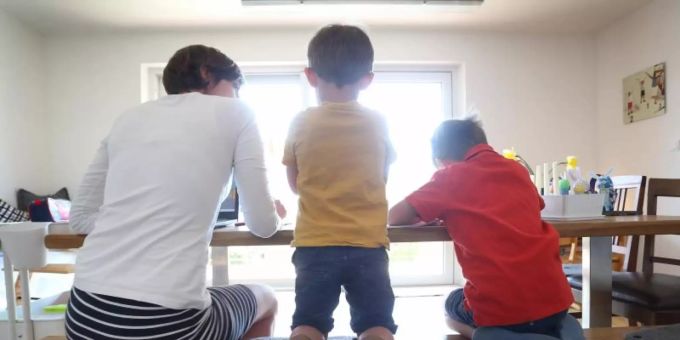 Eine Mutter betreut ihre Kinder, deren Kita infolge der Corona-Pandemie geschlossen ist. Foto: Karl-Josef Hildenbrand/dpa Eine Mutter betreut ihre Kinder, deren Kita infolge der Corona-Pandemie geschlossen ist. Foto: Karl-Josef Hildenbrand/dpa