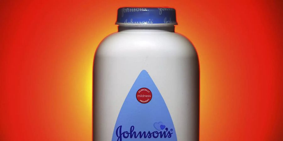 Der Konzern Johnson & Johnson hat sein Produkteportfolio im Zuge der Coronavirus-Pandemie überarbeitet und dabei entschieden, ein umstrittenes Babypuder aus dem Sortiment zu nehmen. (Symbolbild)