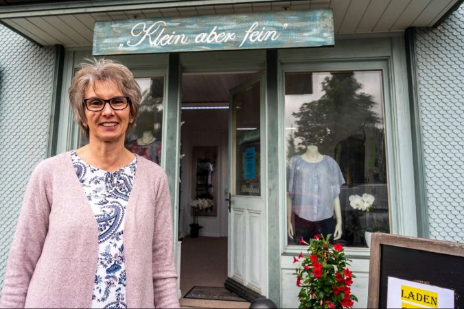 Karin Matti vor ihrem Second Hand "Klein aber fein"