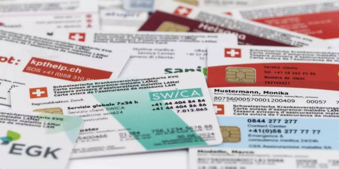 Verschiedene Schweizer Krankenversicherungskarten.