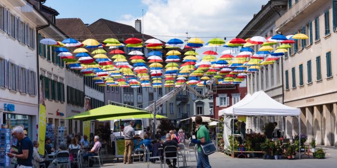 Regenschirme über der Oltner Kirchgasse