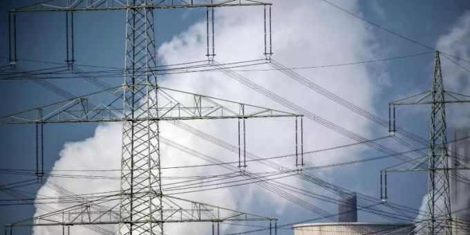 Dampf kommt aus den Kühltürmen des Braunkohlekraftwerks Neurath (Nordrhein-Westfalen). Der weltweite CO2-Ausstoss ist wegen der Corona-Massnahmen zeitweise um 17 Prozent zurückgegangen. Foto: Federico Gambarini/dpa co2-ausstoss