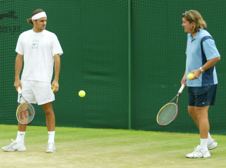 Roger Federer und Peter Lundgren auf dem heiligen Rasen in Wimbledon.