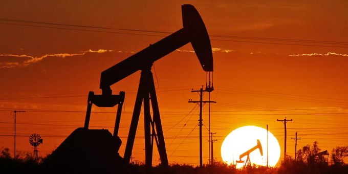 Ein Pumpe arbeitet in einem Ölfeld. Foto: Jacob Ford/Odessa American/dpa West Texas Intermediate