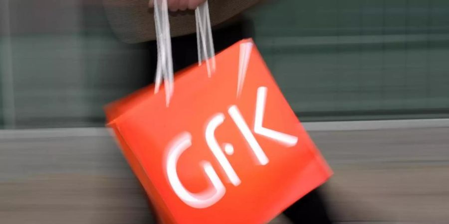 Für den GfK-Konsumklimaindex werden jeden Monat 2000 Verbraucher befragt. Foto: David-Wolfgang Ebener/dpa