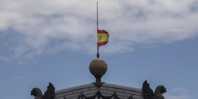 Spanische Fahne auf Halbmast am Dienstag auf dem Dach des Zugbahnhofs Atocha in Madrid. Spanien gedenkt der Corona-Opfer mit einer zehntägigen Staatstrauer. Spanische Fahne auf Halbmast am Dienstag auf dem Dach des Zugbahnhofs Atocha in Madrid. Spanien gedenkt der Corona-Opfer mit einer zehntägigen Staatstrauer.