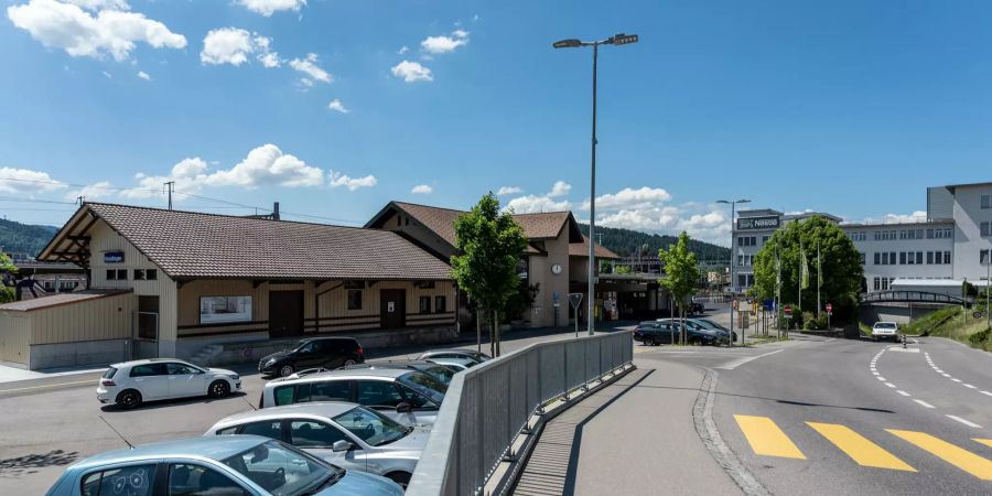Bahnhof SBB und Nestlé Forschungszentrum und Nestlé Fabrik in Konolfingen.