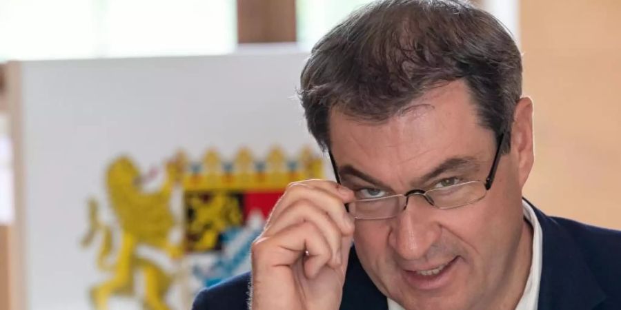 Markus Söder zu Beginn der Kabinettssitzung an seinem Platz in der Bayerischen Staatskanzlei. Foto: Peter Kneffel/dpa-Pool/dpa