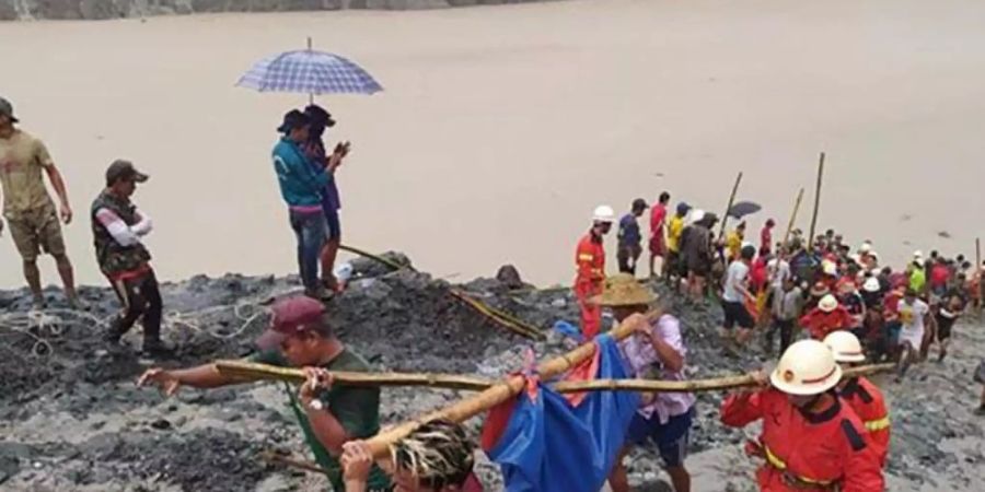 In der Region Hpakant gibt es viele Jade-Minen, die wenig reguliert werden. Arbeiter schuften mancherorts unter lebensgefährlichen Bedingungen. Es kommt auch immer wieder zu Unfällen mit Toten. Foto: Feuerwehr Myanmar/dpa