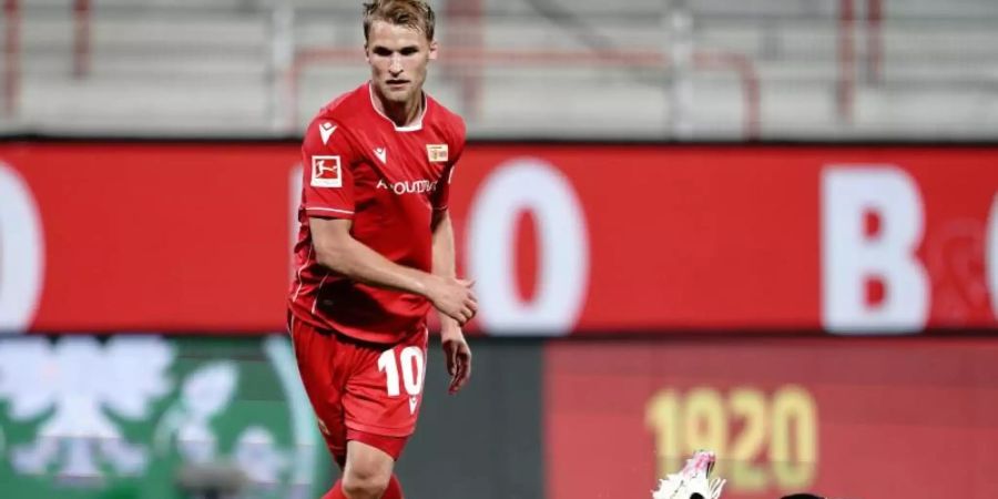 Auch der FC Schalke 04 soll an Union Berlins Sebastian Andersson (l) interessiert sein. Foto: Kay Nietfeld/dpa