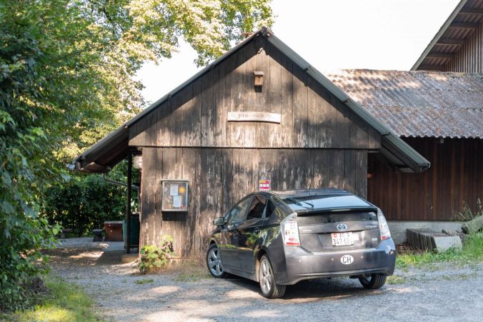 Der Grillplatz, hinter der Pirol-Hütte in Dintikon, ist von allen Seiten gut geschützt.