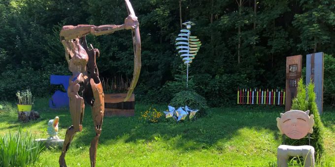Skulpturen bei der Kunstgalerie Bachlechner. Kunstgalerie Bachlechner