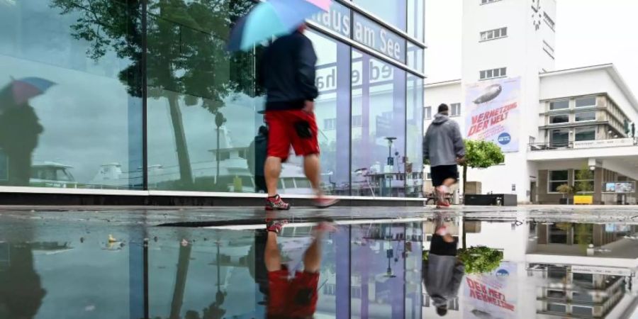 Der Himmel zeigt sich grau, am Morgen regnet es in Friedrichshafen ununterbrochen. Foto: Felix Kästle/dpa