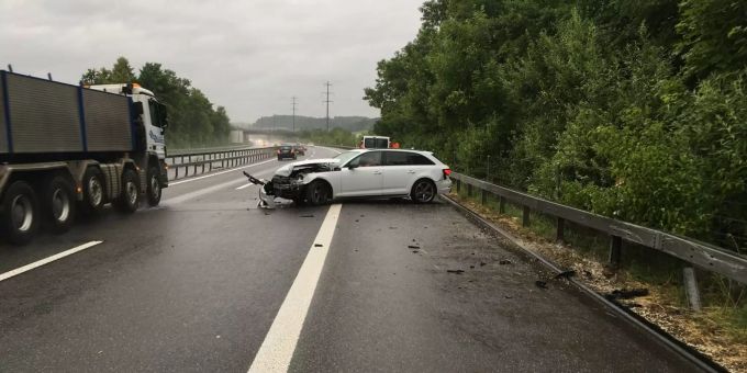 Nach einem Selbstunfall bei Cham ZG ist das Unfallfahrzeug schrottreif. cham zg