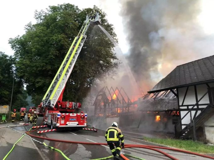 Die Feuerwehr im Einsatz. Wegen möglicher Glutnester musste eine Nachtwache eingerichtet werden. Brand Urtenen-Schönbühl