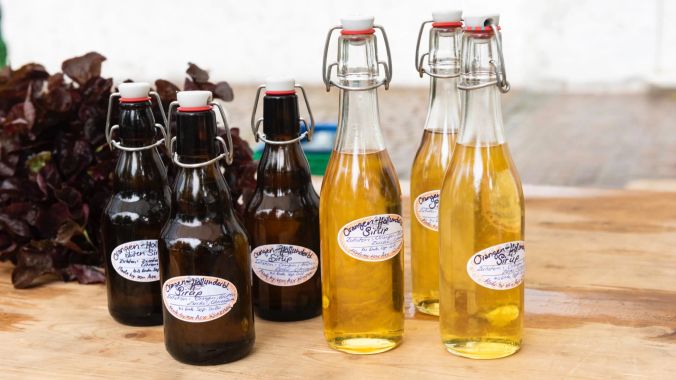 Vom Hofladen; Sirup, liebevoll beschriftet und dekoriert.